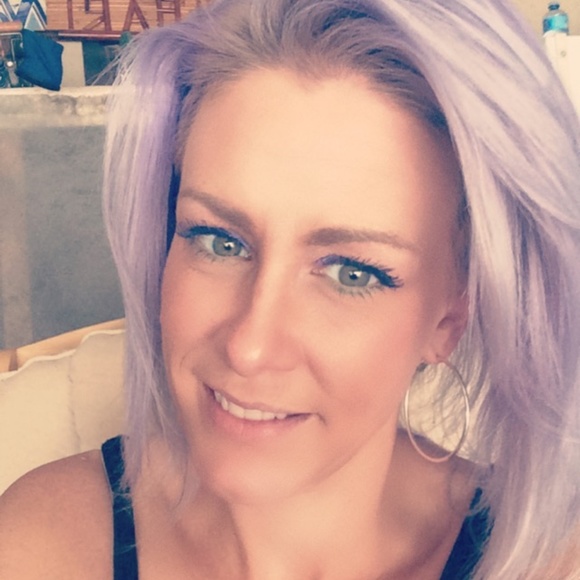 Meet your Posher, Jill. She likes Snapchat Selfies - Picture 8 of 9